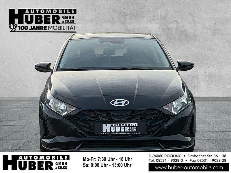 Gebraucht Hyundai i20 Trend 101 PS (74 kW) 2024 Schwarz metallic Limousine