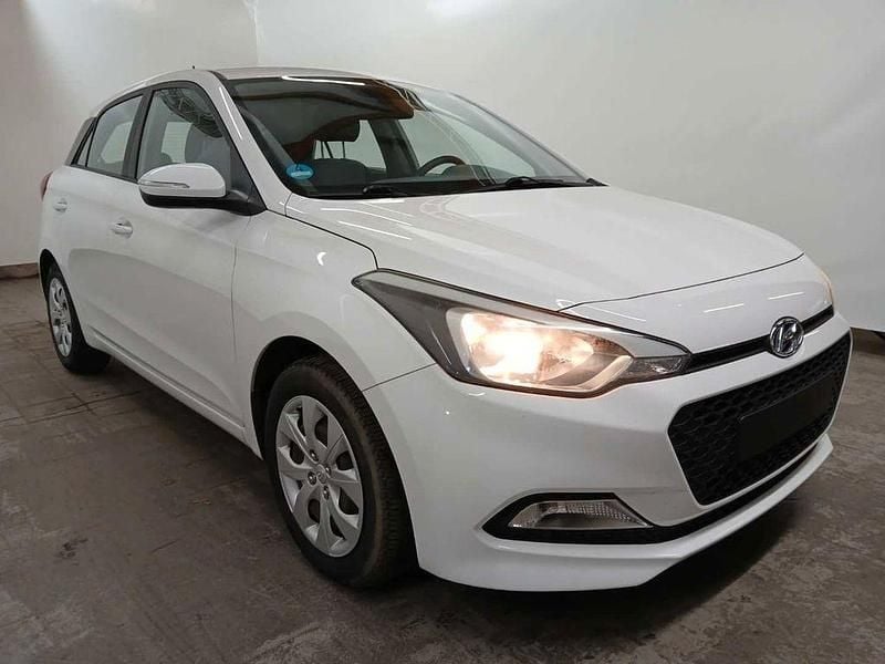 Weiß Gebraucht 2017 Hyundai i20 Classic Limousine | 7.500 € (Guter Preis) - Bild 1/4