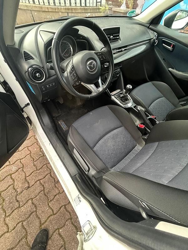 Gebraucht Mazda 2 75 PS (55 kW) 2015 Weiß Kleinwagen