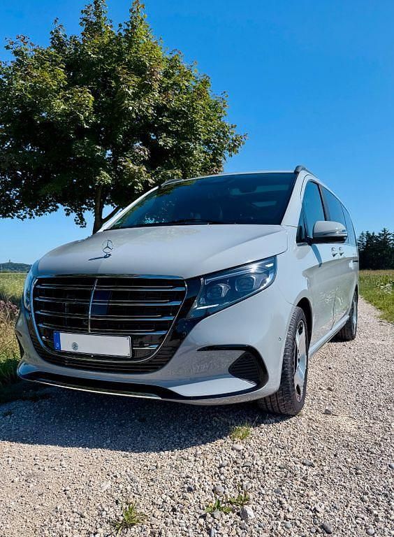 Grau Gebraucht 2025 Mercedes V300 Exclusive Van / Kleinbus | 82.100 € - Bild 1/4
