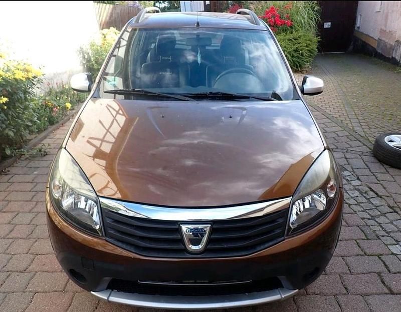 Braun Gebraucht 2012 Dacia Sandero Stepway Limousine | 4.200 € (Guter Preis) - Bild 1/4