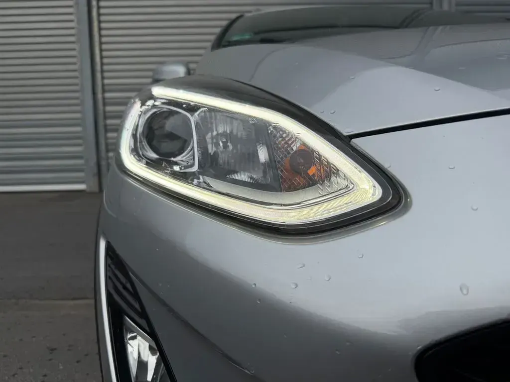 Gebraucht Ford Fiesta Active 101 PS (74 kW) 2018 Silber Kleinwagen