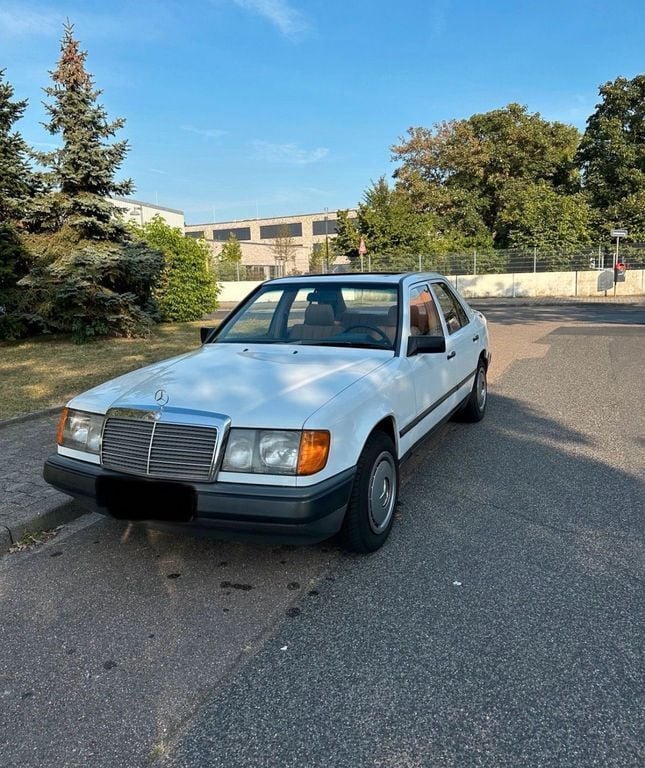 Weiß Gebraucht 1987 Mercedes E230 Limousine | 4.500 € - Bild 1/4