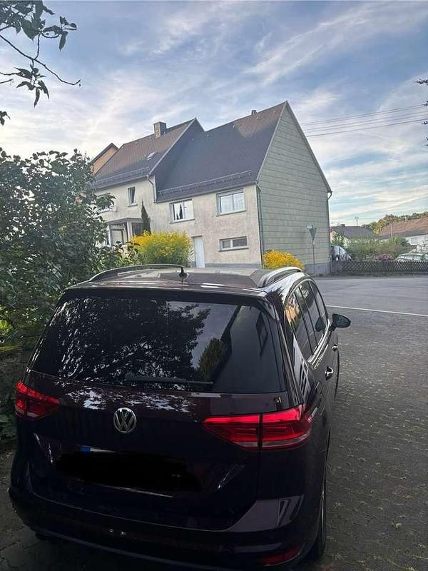 Rot Gebraucht 2019 VW Touran Comfortline Van / Kleinbus | 17.750 € (Teuer) - Bild 1/4