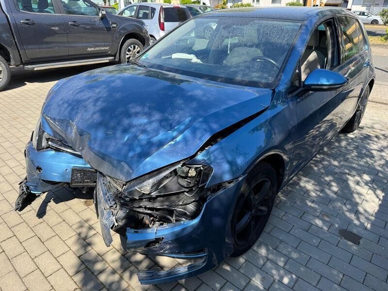 Blau Gebraucht 2015 VW Golf VII Highline Limousine | 4.600 € - Bild 1/4