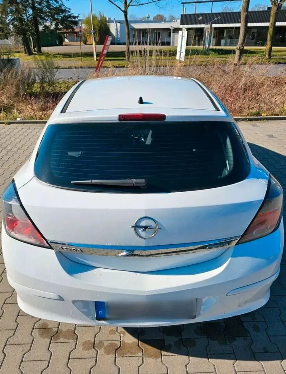 Gebraucht Opel Astra GTC Edition 90 PS (66 kW) 2009 Weiß Limousine