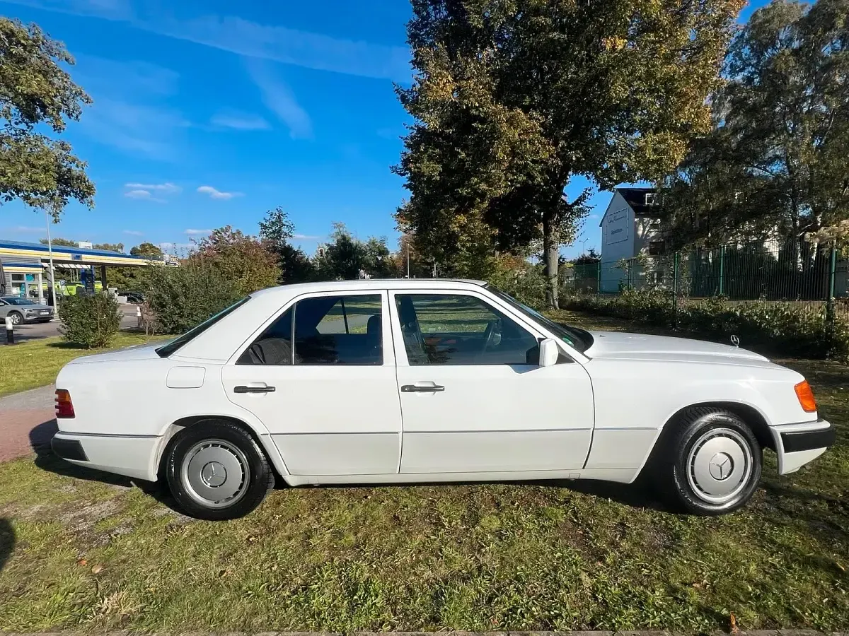 Używany Mercedes E220 150 KM (110 kW) 1993 Biały Sedan/Limuzyna