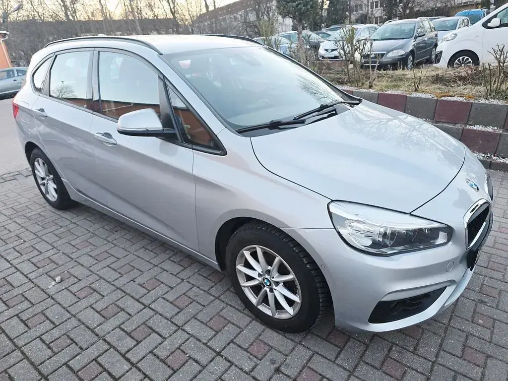 Gebraucht BMW 218 Active Tourer Basis 150 PS (110 kW) 2016 Silber Van / Kleinbus
