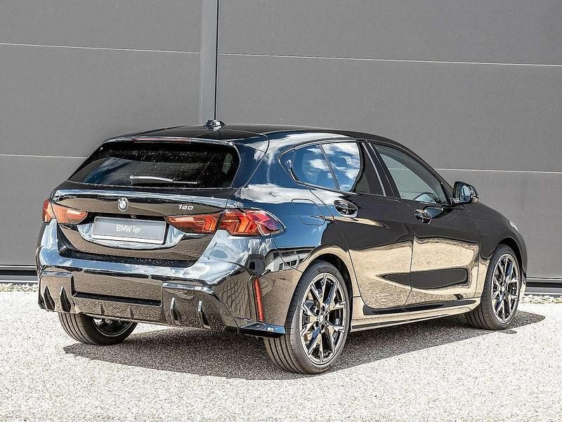 Uusi BMW 120 Performance 170 HP (125 kW) 2026 Musta Viistoperä