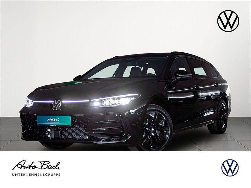 Grenadillschwarz metallic Neu 2025 VW Passat R-line Kombi | 70.360 € - Bild 1/4
