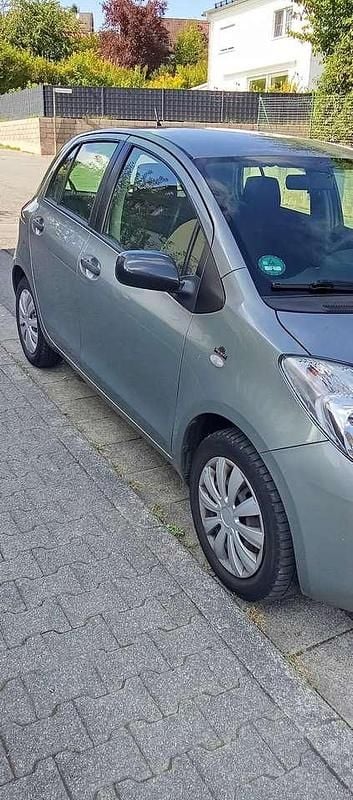 Silber Gebraucht 2005 Toyota Yaris Cool Limousine | 1.250 € (Fairer Preis) - Bild 1/4