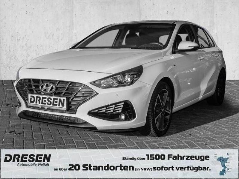 Weiss Gebraucht 2023 Hyundai i30 Trend Limousine | 19.450 € (Fairer Preis) - Bild 1/4