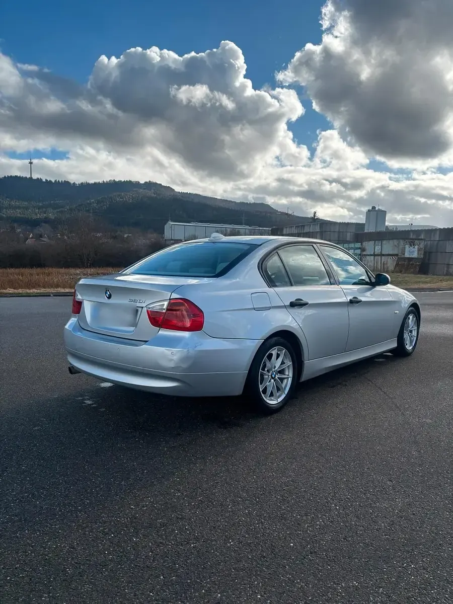 Gebraucht BMW 320 Basis 150 PS (110 kW) 2005 Grau Limousine