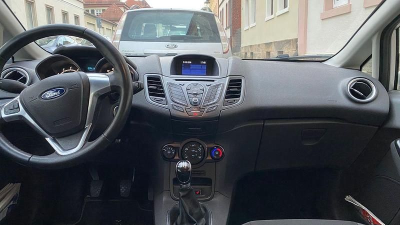 Gebraucht Ford Fiesta SYNC Edition 80 PS (58 kW) 2015 Silber Limousine