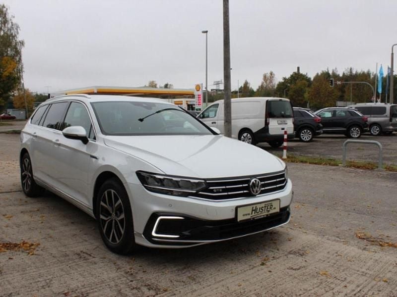 Gebraucht VW Passat 156 PS (114 kW) 2020 Oryxweiß perlmutteffekt 7000 (metallic) Kombi