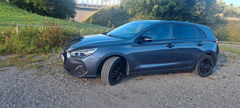 Grau Gebraucht 2019 Hyundai i30 YES! Limousine | 12.439 € (Superpreis) - Bild 1/4