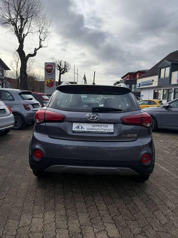 Gebraucht Hyundai i20 Active 101 PS (74 kW) 2020 Grau Kleinwagen