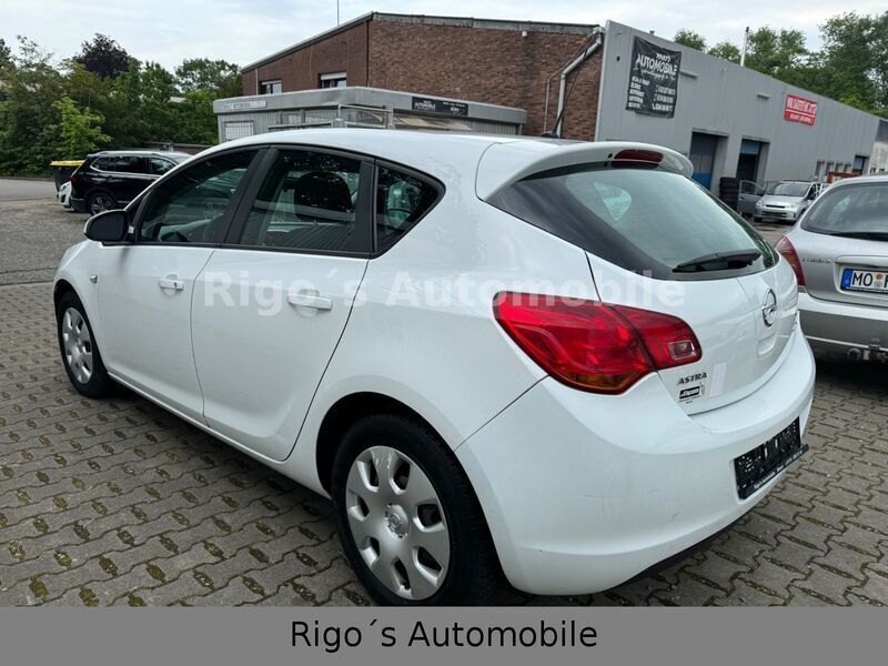 Gebraucht Opel Astra Edition 95 PS (69 kW) 2012 Weiß Limousine