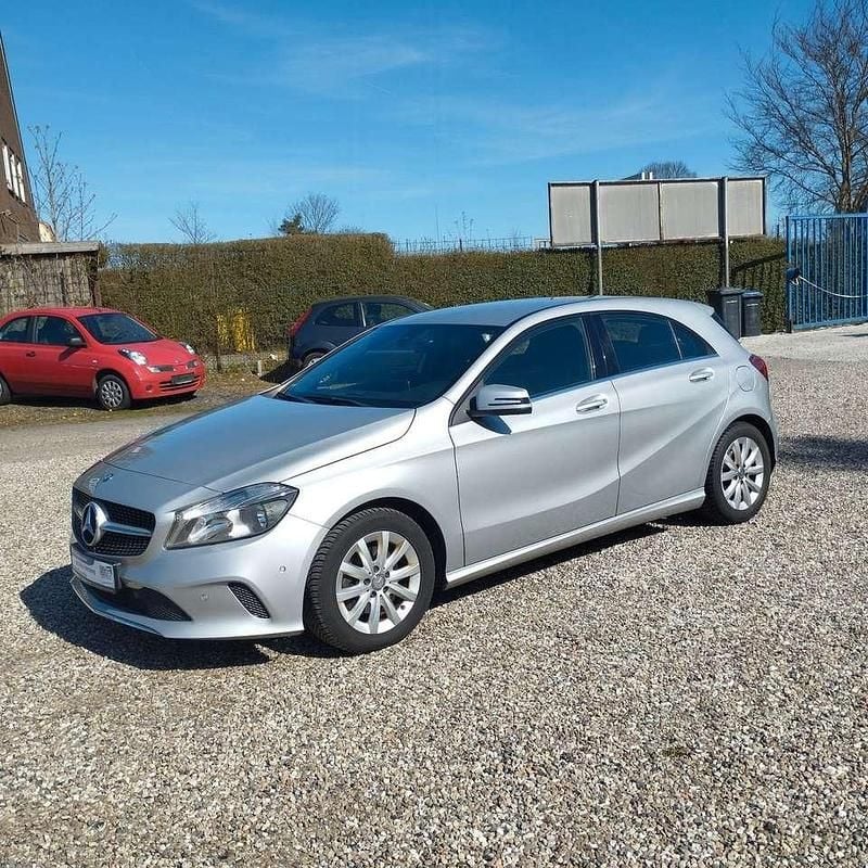 Gebraucht Mercedes A180 122 PS (89 kW) 2015 Silber Limousine