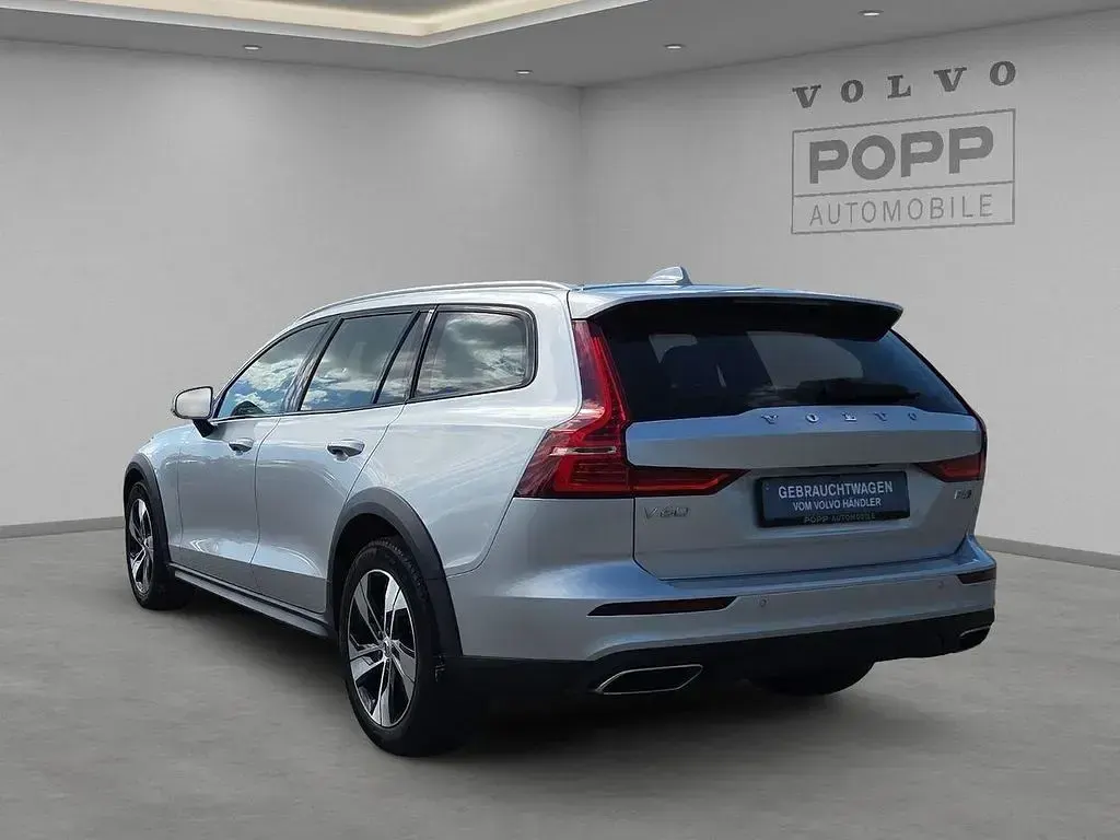 Gebraucht Volvo V60 CC Pro 197 PS (144 kW) 2020 Bright silver metallic / metallic Kombi