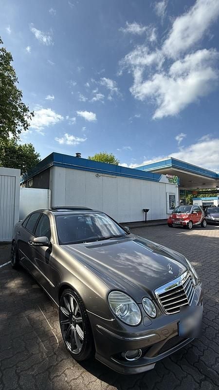 Grau Gebraucht 2007 Mercedes E320 AMG Limousine | 10.500 € - Bild 1/4