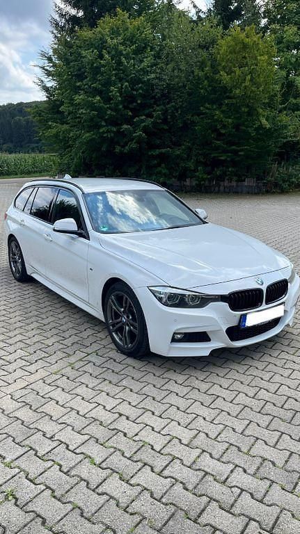 Weiß Gebraucht 2018 BMW 330 Performance Kombi | 17.100 € (Fairer Preis) - Bild 1/4