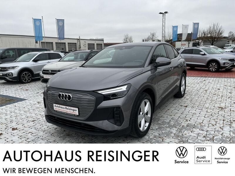 Grau Gebraucht 2022 Audi Q4 Sportback e-tron Sport SUV | 26.880 € (Fairer Preis) - Bild 1/4