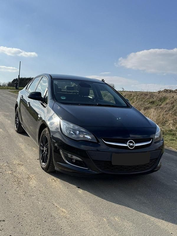 Gebraucht Opel Astra 140 PS (102 kW) 2013 Schwarz Limousine