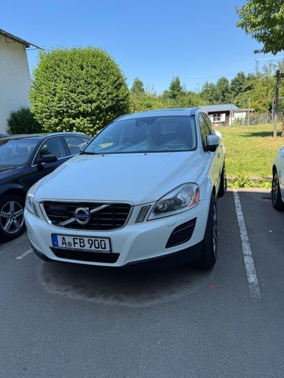 Weiß Gebraucht 2011 Volvo XC60 Kinetic SUV | 10.900 € (Fairer Preis) - Bild 1/4