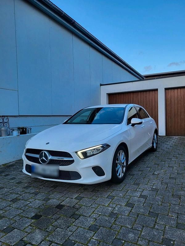 Weiß Gebraucht 2020 Mercedes A180 Kleinwagen | 19.900 € (Fairer Preis) - Bild 1/4