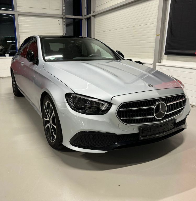 Grau Gebraucht 2021 Mercedes E220 Limousine | 38.900 € (Fairer Preis) - Bild 1/4