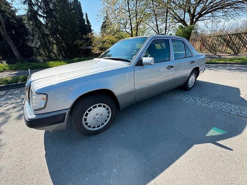 Gebraucht Mercedes E260 160 PS (117 kW) 1990 Silber Limousine
