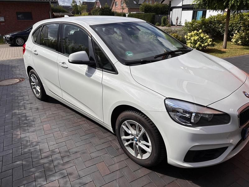 Weiß Gebraucht 2017 BMW 216 Active Tourer Van / Kleinbus | 14.900 € - Bild 1/4