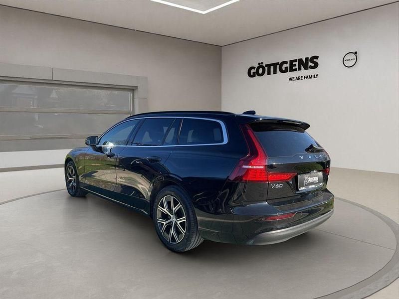Gebraucht Volvo V60 Core 197 PS (144 kW) 2023 Schwarz Kombi