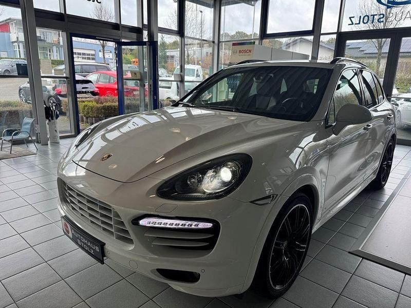 Weiss Gebraucht 2013 Porsche Cayenne Turbo SUV | 39.976 € (Teuer) - Bild 1/4