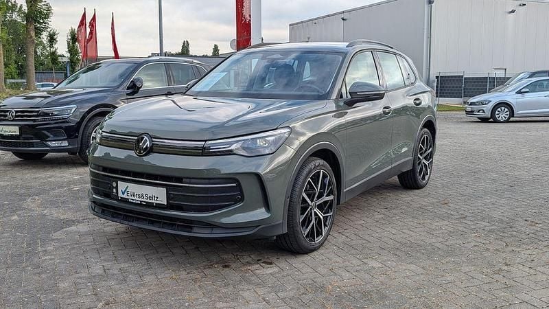 Grün Gebraucht 2024 VW Tiguan Life SUV | 35.990 € (Fairer Preis) - Bild 1/4