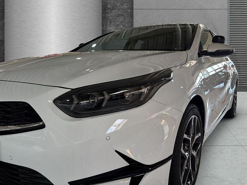 Gebraucht Kia Ceed Style 140 PS (102 kW) 2025 (wd) cararraweiss Kleinwagen