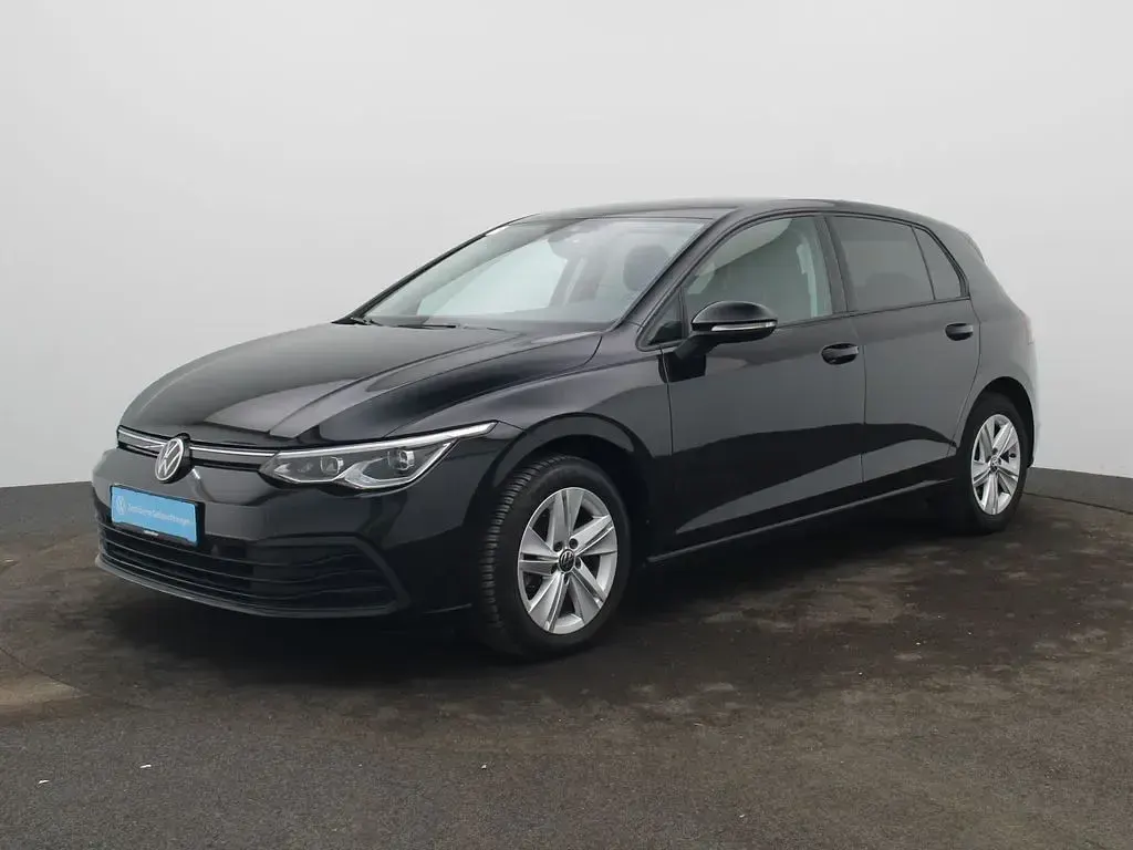 Gebraucht VW Golf VIII Life 131 PS (96 kW) 2023 Deep black perleffekt Limousine