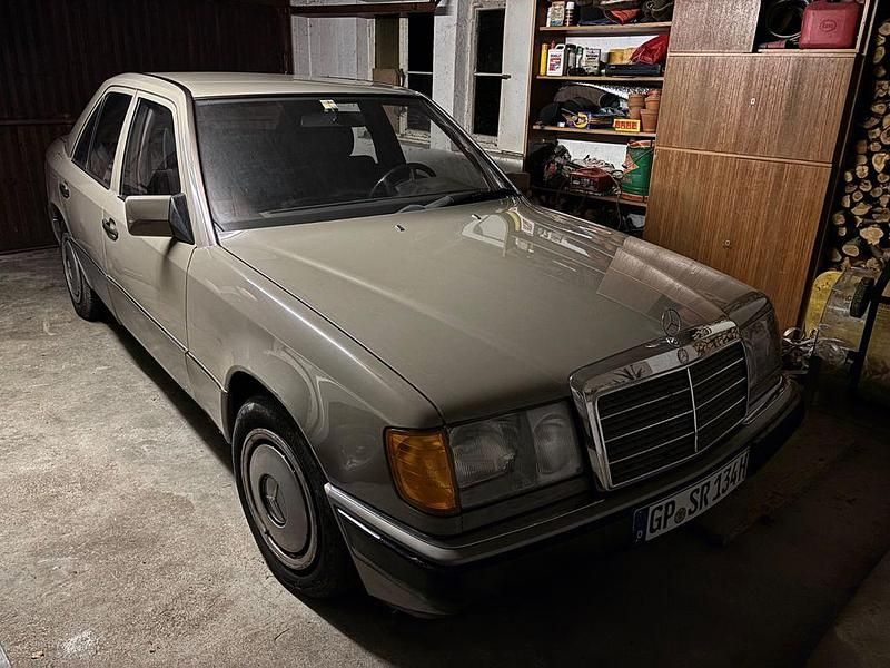 Beige Gebraucht 1990 Mercedes E250 Limousine | 10.000 € - Bild 1/3