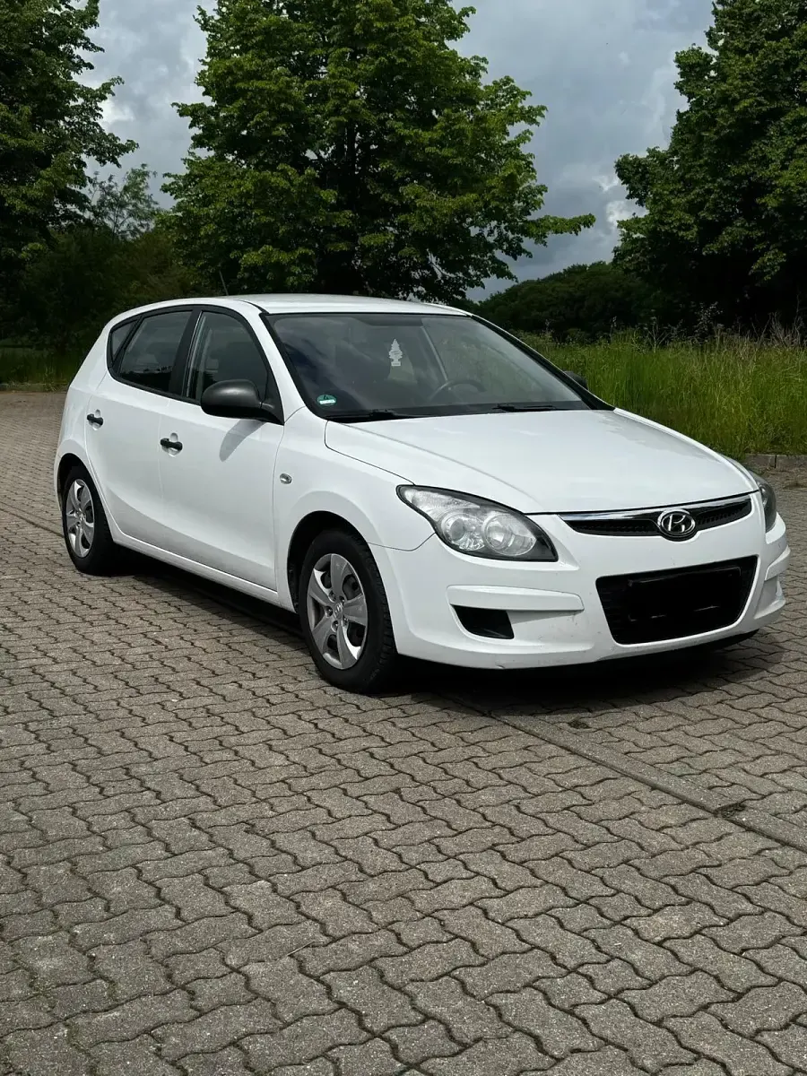 Gebraucht Hyundai i30 109 PS (80 kW) 2010 Weiß Limousine