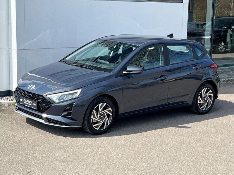 Grau Neu 2025 Hyundai i20 Trend Limousine | 25.990 € (Teuer) - Bild 1/4