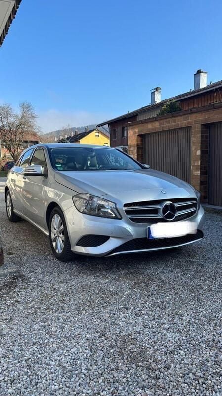 Silber Gebraucht 2013 Mercedes A180 Limousine | 10.350 € (Superpreis) - Bild 1/4