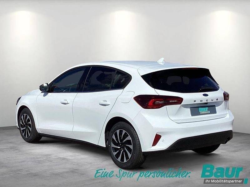 Gebraucht Ford Focus Titanium 125 PS (91 kW) 2025 Frozen white Limousine