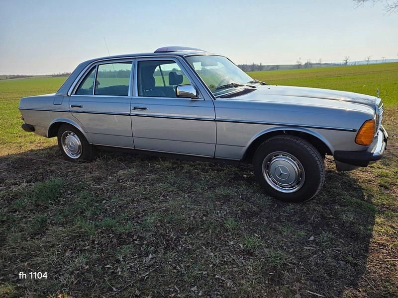Gebraucht Mercedes E230 136 PS (100 kW) 1984 Blau Limousine