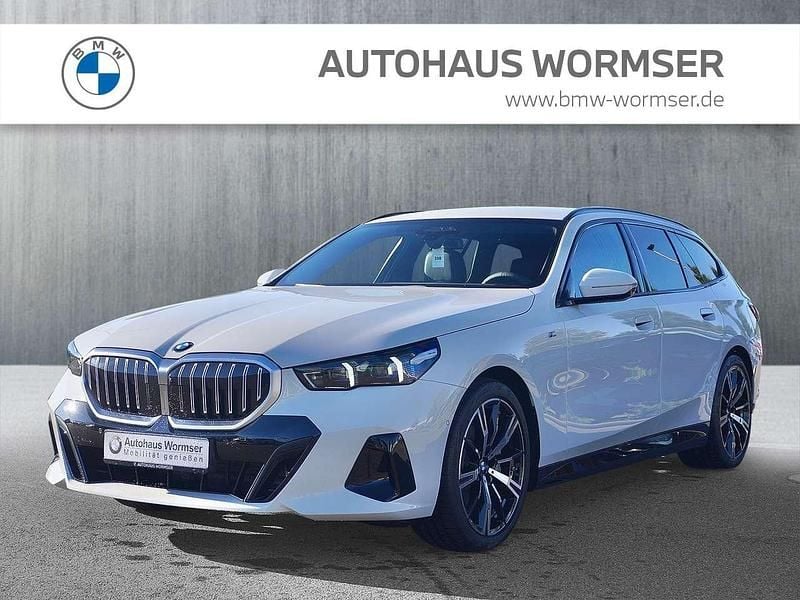 Alpinweiss iii Neu 2025 BMW 540 M Sport Kombi | 72.095 € (Superpreis) - Bild 1/4
