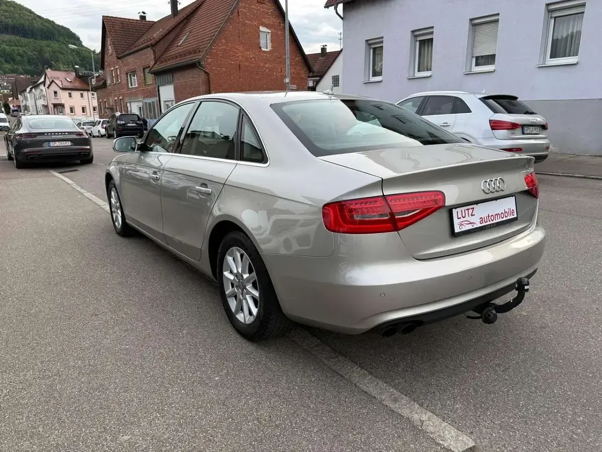 Gebraucht Audi A4 Ambiente 177 PS (130 kW) 2012 Cuvéesilber metallic Limousine