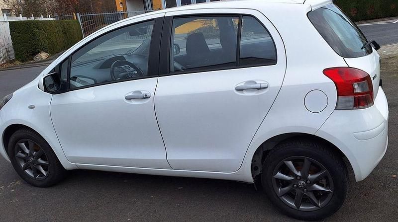Gebraucht Toyota Yaris Life 69 PS (50 kW) 2010 Weiß Limousine