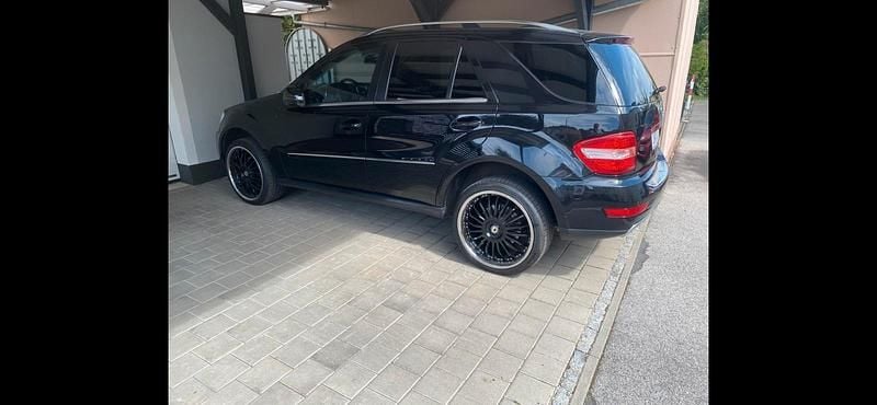 Gebraucht Mercedes ML350 231 PS (169 kW) 2011 Schwarz SUV