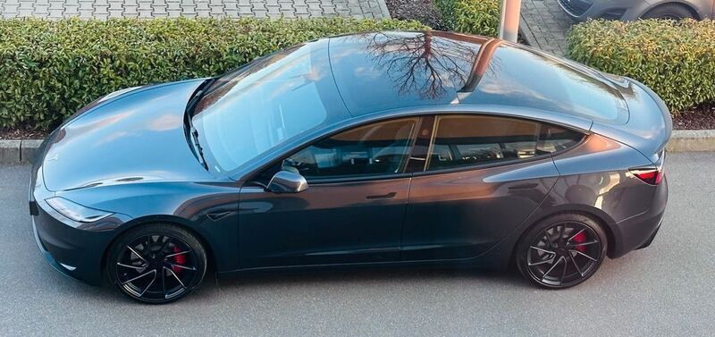 Grau Gebraucht 2025 Tesla Model 3 Performance Limousine | 54.900 € (Teuer) - Bild 1/4