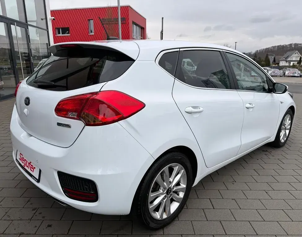 Gebraucht Kia Ceed DREAM-TEAM Edition 135 PS (99 kW) 2015 Weiß Kleinwagen